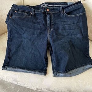 Levi’s Bermuda Shorts, worn twice, greatcondition!